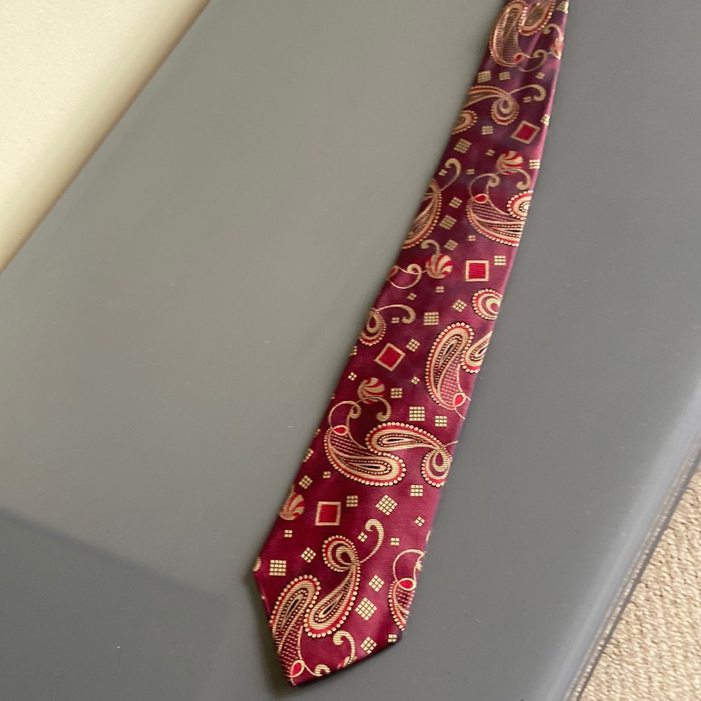 Silk hand tailored tie in burgundy and gold